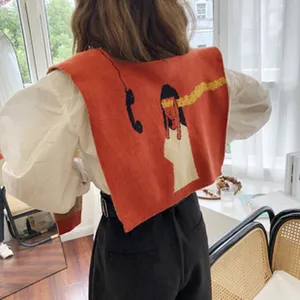 Faux col tricoté avec motif artistique au dos, détail d'accessoire châle d'automne douillet.