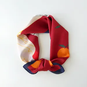 Seiden-Quadrat-Schal Detailansicht mit lebendigem Orangen-Frucht-Druck, elegantes Halstuch für Frauen.