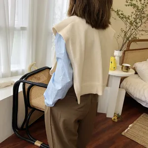 Einfarbiger Strick Schal Weste kombiniert mit hellblauem Hemd fuer stilvolles Herbst Outfit