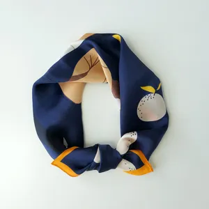 Dunkelblaue Seidentuch-Details mit künstlerischem Fruchtmuster und eleganter Knotung.