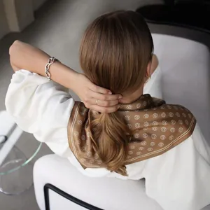 Luxe stijl moerbeizijde vierkante sjaal voor vrouwen, elegante monogram gedrukte halsdoek.