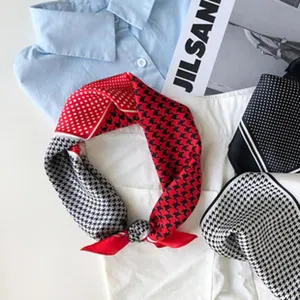Zijden sjaal met een klassiek houndstooth en polkadots patchwork ontwerp voor stijlvolle dames.