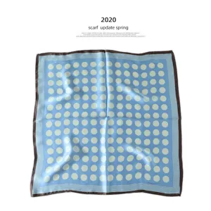 Blaue Seidenquadrat-Tuch mit weißen Punkten und gestreiftem Rand für die Damenmode.