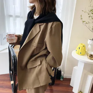 Detailansicht des stilvollen camelblazers mit schwarzem Strickschal für Herbst-Layering.