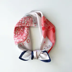 Seidentuch Detailansicht mit süßen Cartoon-Mustern und wunderschönem rosa Design.