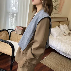 Detailansicht eines stylischen khakifarbenen Anzugs mit grauem Strickschal, Herbst Mode.