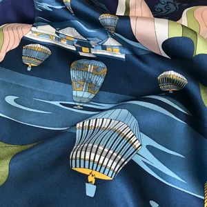 Nahaufnahme Detail von Seidenschal mit luxuriösem Heißluftballon und schönem Architekturprint.
