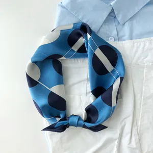 Blau weiße Punkte Seidenschal Detail, elegante französische Hals-Seidenschal für Damen.