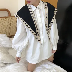 Elégant châle en tricot pour femme avec chemise blanche, beau haut de motif géométrique.