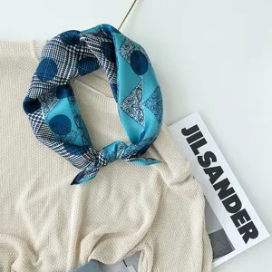 Luxe zijde kleine vierkante sjaal met elegante geometrische en houndstooth patronen voor dames.