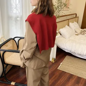 Rotes Strick Schultertuch kombiniert mit beigen Anzug, stilvolles Herbst Winter Detail.