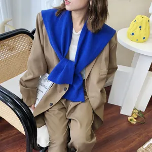 Stilvoller koenigsblauer Strickschal kombiniert mit braunem Blazer im Herbst und Winter.