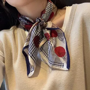Foulard carre en soie retro pour femme, elegant foulard de cou patchwork et accessoire chic.