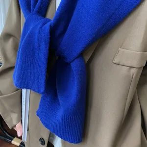 Royalblaues Strickschal Detail, elegante Herbst Winter Mode Accessoire Styling Outfit Ansicht.