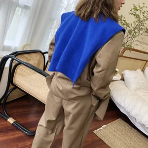 Einfarbiger Strick-Schal und brauner Blazer Anzug Set, stilvolles Herbst Winter Outfit.