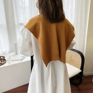 Detailansicht der Damen einfarbigen Strickschals kombiniert mit weißem Hemd im Zimmer.