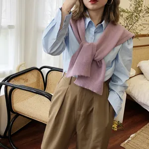 Modisches Damen Herbst Outfit Detail mit hellblauem Hemd und violettem Strick Schal.