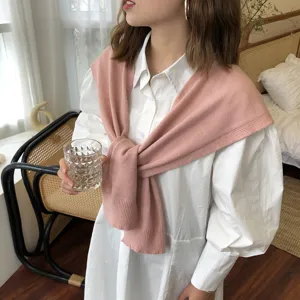 Einfarbiges Strick-Schultertuch kombiniert mit weißem Hemd für stylische Herbst-Outfits.