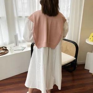 Schicker einfarbiger Strickschal kombiniert mit weißem Langkleid Detailansicht Herbst