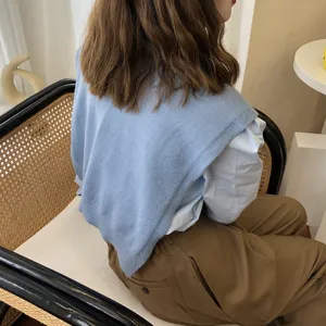 Einfarbiges Stricktuch kombiniert mit stilvollem Hemd, Detailansicht des gemütlichen Herbst-Outfits.