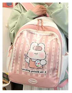 Dettaglio della tasca dello zaino rosa trasparente in PVC con un simpatico coniglio.