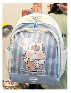 Primo piano dettagliato dello zaino trasparente in PVC con simpatico disegno grafico di coniglietto.