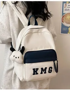 Mochila escolar para niños vista de detalle diseño blanco con bonito cachorro de peluche.