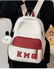 Linda mochila escolar blanca y roja con bordado de letras KMG y bonito colgante de peluche.