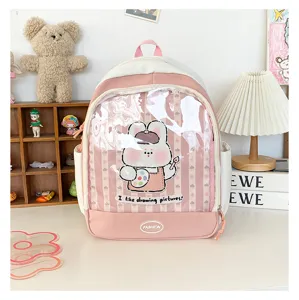 Dettaglio in primo piano del simpatico zaino ita rosa trasparente in PVC con grafica di coniglio.