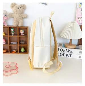 Zaino ita trasparente in PVC stile giapponese vista laterale, borsa gialla e carina.