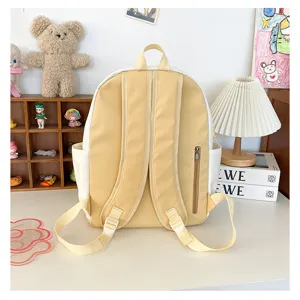 Vista dettagliata del simpatico zaino da studente giallo e bianco in stile ins con tasca.