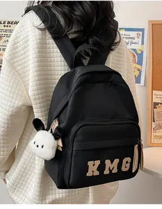 Mochila escolar informal negra para niños con bonito bordado de letras y peluche de perro.