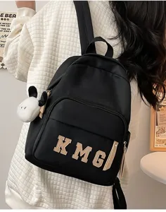 Vista detallada de una linda mochila para niños con letras para la escuela y viajes.