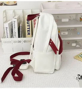 Mochila casual blanca con correas rojo oscuro, bolsa escolar minimalista para estudiantes.