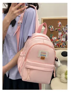Vista dettagliata dello zaino moda casual da studente rosa con tasca frontale e design.