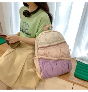 Zaino a torta plissettato di nicchia, zaino multicolore dolce per viaggi e outfit alla moda.