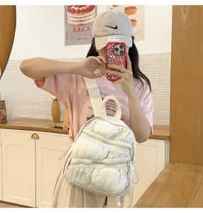 Mini zaino bianco increspato casual, borsa scolastica carina per donne e viaggi giornalieri.