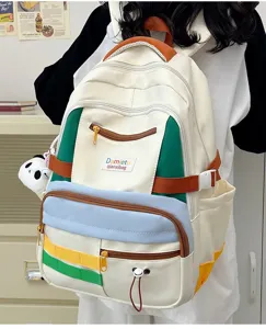 Vista dettaglio dello zaino da studente colorblock stile ins giapponese con tasche e panda.