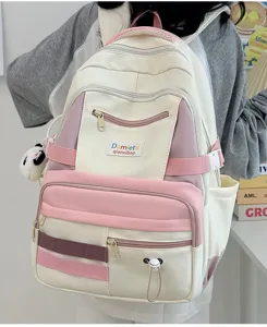 Primo piano sui dettagli del simpatico zaino bicolore con tasche funzionali multiple.