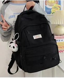 Vista dettagliata dello zaino nero di grande capacità in stile giapponese con ciondolo panda grazioso.