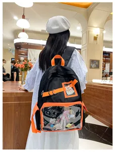 Casual zwarte oranje ita-rugzak met doorzichtig voorvak voor anime-pins en verzamelobjecten.