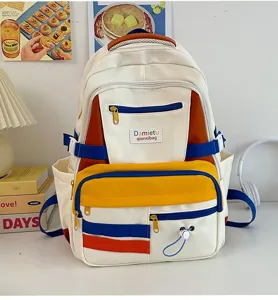 Primo piano dello zaino in tela multicolore con tasche multiple in una scena estetica.