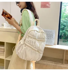 Dettaglio zaino bianco leggero plissettato, carinissimo zainetto casual per ragazze.