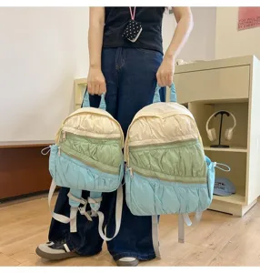 Vista dettagliata del mini zaino patchwork con volant alla moda in azzurro pastello, verde e bianco.
