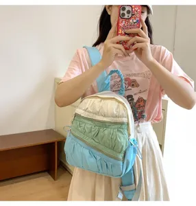 Vista dettagliata del mini zaino plissettato colorato con tasche multiple e zip.