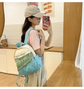 Vista dettagliata del mini zaino plissettato dolce in azzurro, leggero e stiloso per outfit.