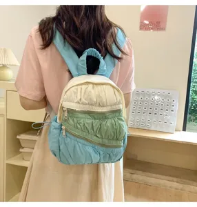 Vista dettagliata del grazioso mini zaino plissettato torta, design leggero per tutti i giorni.