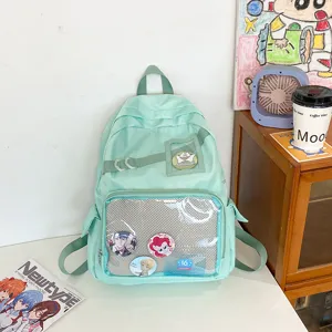 Groene transparante itabag rugzak voor studenten, doorzichtige zak voor pins en anime merchandise.