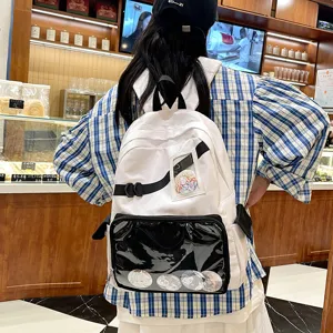 Witte canvas itabag rugzak met transparant voorvak en displayvak voor anime speldjes.