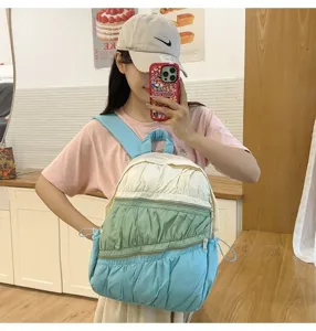 Vista dettagliata dello zaino torta plissettato, mini zainetto leggero per viaggi quotidiani.